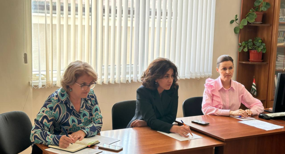 Аԥсны аҵара аминистр Хана Гәынба аметодистцәа алархәны аусуратә еиԥылара мҩаԥылгеит