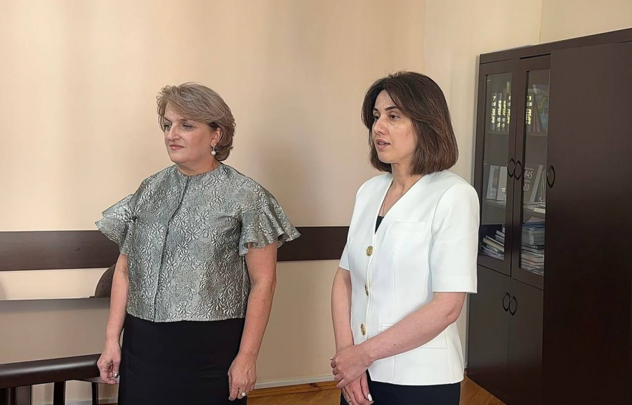 Министр просвещения Хана Гунба представила нового первого заместителя министра Хиблу Шамба сотрудникам министерства.