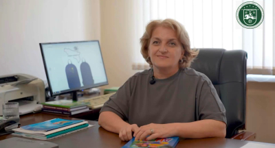 По поручению Главы государства, каждому первокласснику к 1 сентября будет вручен подарок — портфель с комплектом тетрадей и ручек.