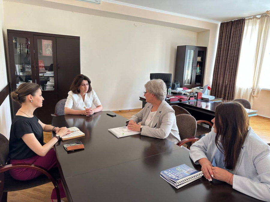 Аԥсны аҵара аминистр Хана Гәынба Ԥсковтәи аобласт аҵара аминистрра ахаҭарнакцәеи алацәажәеит аҵарадырра ахырхарҭала аусеицура.